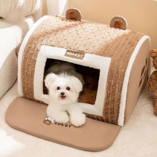 Braunes dreidimensionales, gebogenes Haus mit Bärenohren für kleine Hunde und Katzen im Herbst und Winter. Warme Zwinger und