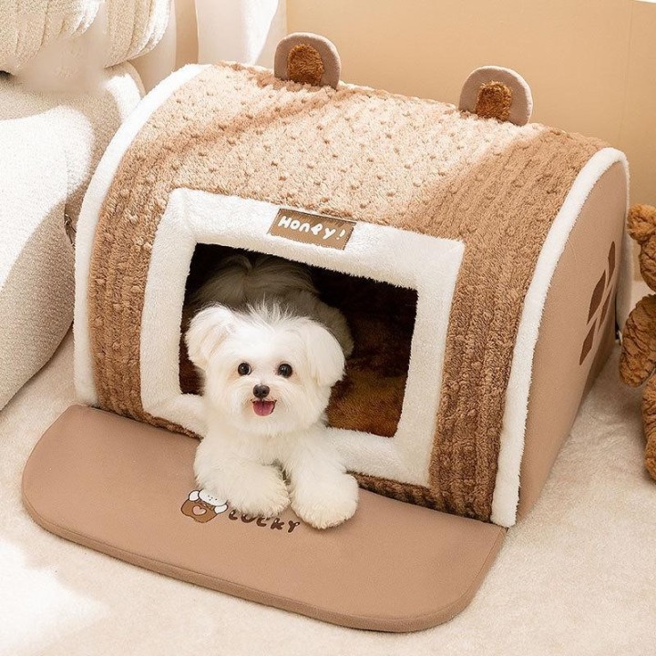 Braunes dreidimensionales, gebogenes Haus mit Bärenohren für kleine Hunde und Katzen im Herbst und Winter. Warme Zwinger und