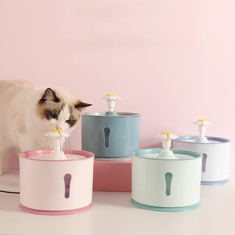 Automatischer Katzentrinkbrunnen Eingebauter Aktivkohle-2,4-l-Wasserspender Leises Trinken USB-Aufladung Elektrischer Futtern