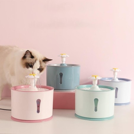 Automatischer Katzentrinkbrunnen Eingebauter Aktivkohle-2,4-l-Wasserspender Leises Trinken USB-Aufladung Elektrischer Futtern