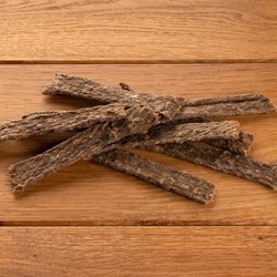 alsa-nature Ziegenfleisch Kauartikel, 100 g, Breite: ca. 2 cm, Länge: ca. 13 cm, Hundefutter