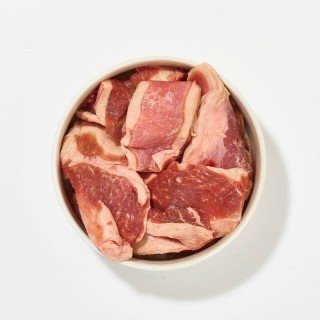 Lammbauchlappen mit Fett gewürfelt