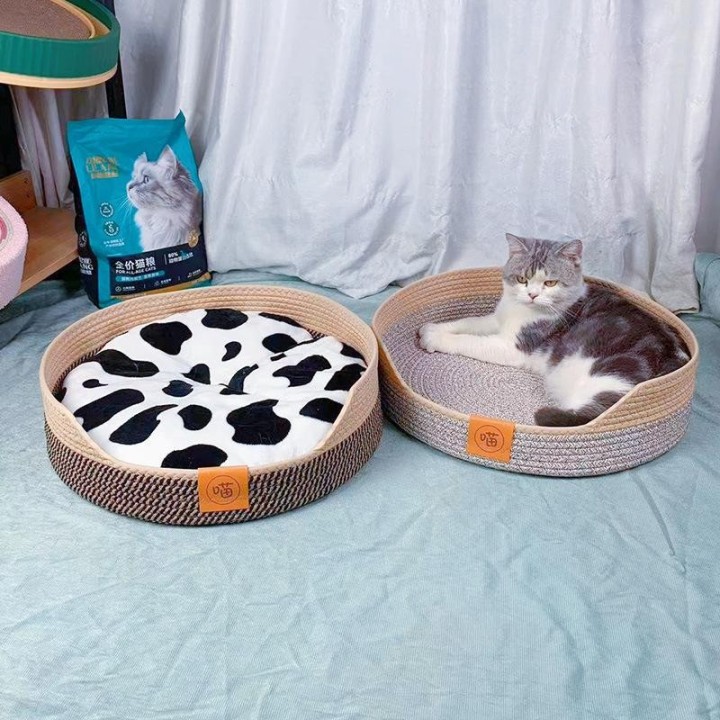 Haustiere sind für alle Jahreszeiten geeignet. Handgestrickte Katzennester, Katzenschlafmatten, Katzenkratzbrettnester, klein