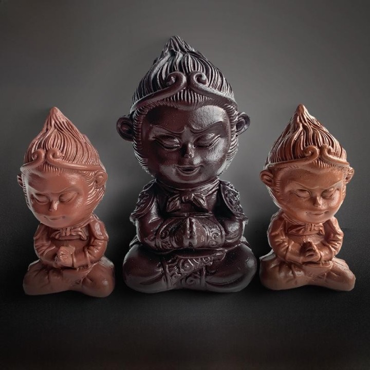 Dekoration für das Aquarium: Der Affenkönig: Kreatives rotes Buchornament aus PVC Dark. Praying for Wukong (Small)