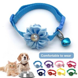 Fein verarbeitetes Katzenhalsband mit eingelegten Strasssteinen, hübsches Hundehalsband mit Blumenmuster und Glöckchen rosa